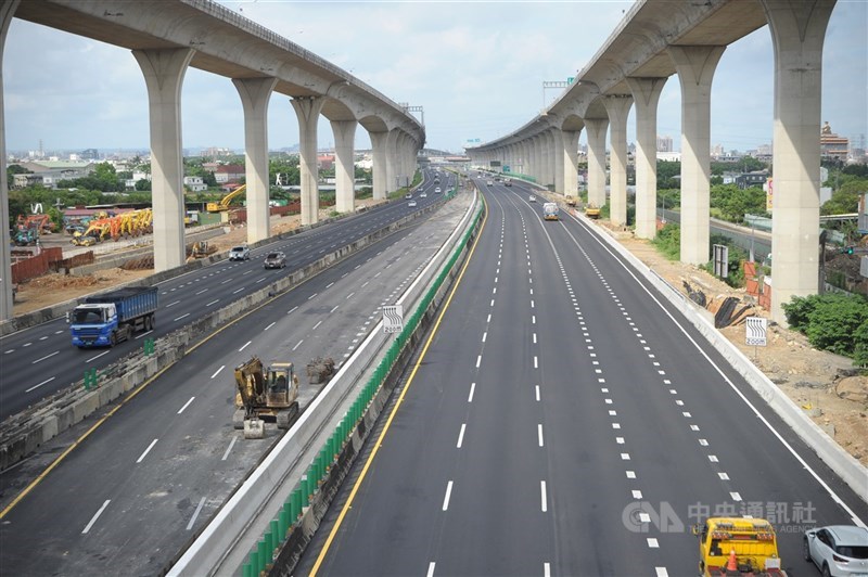 交通部高速公路局表示,13日端午連假第2天高速公路全日交通量為43.3百萬車公里,相較去年端午節同期減少63%。圖為13日近午時的國道1號桃園南崁路段車少。中央社記者施宗暉攝 110年6月13日