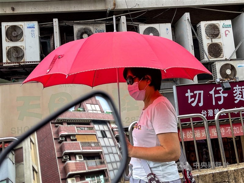 中央氣象局14日中午更新高溫資訊,北北基等8縣市氣溫上看36度。(中央社檔案照片)