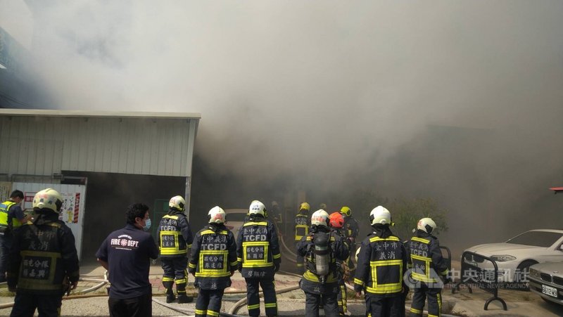台中市西屯區一間網拍倉庫14日下午發生火警,火勢猛烈,大量濃煙竄天,消防人員到場布水線搶救。(民眾提供)中央社記者趙麗妍傳真 110年6月14日