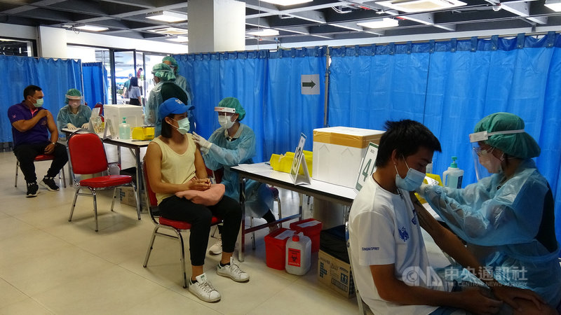 泰國7日開始啟動全國大規模2019冠狀病毒疾病疫苗施打計畫,曼谷施行一週後卻傳出疫苗不夠的問題。圖為7日在曼谷華馬室內體育場的接種情況。中央社記者呂欣憓曼谷攝 110年6月14日