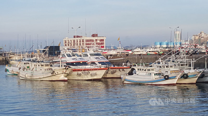 澎湖縣政府14日宣布,16日起前往台灣本島交易漁獲的澎湖籍漁船,船長與船員在返回澎湖時,一律接受快篩,嚴防成為疫情破口。中央社 110年6月14日