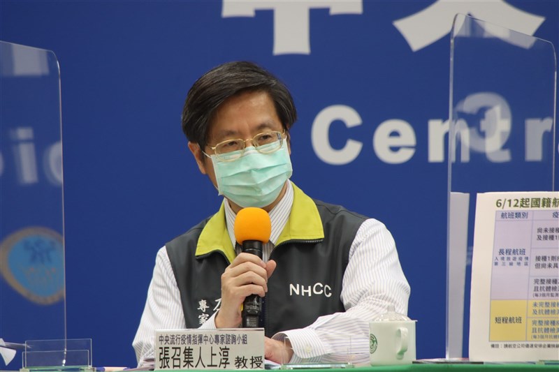 指揮中心專家諮詢小組召集人張上淳14日說,專家小組暫時結論仍認為輕症或無症狀確診者經17天隔離後不必再採檢;即便再檢出陽性也視為復陽個案,不用擔心傳染問題。(指揮中心提供)