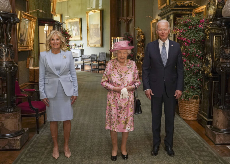 圖為美國總統拜登（右）偕同妻子吉兒（左）去年6月訪英，在溫莎城堡與英國女王伊麗莎白二世（中）茶敘。（圖取自twitter.com/RoyalFamily）