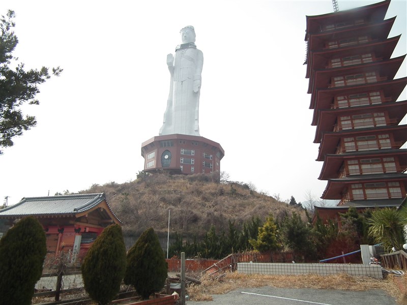 日本兵庫縣淡路島「世界和平大觀音像」因為所有者過世,觀音像持續老舊造成危險,相關單位決定用約一年時間、花費8億8000萬日圓(約新台幣2億2200萬元)拆除。(圖取自維基共享資源,作者松岡明芳,CC BY-SA 3.0)