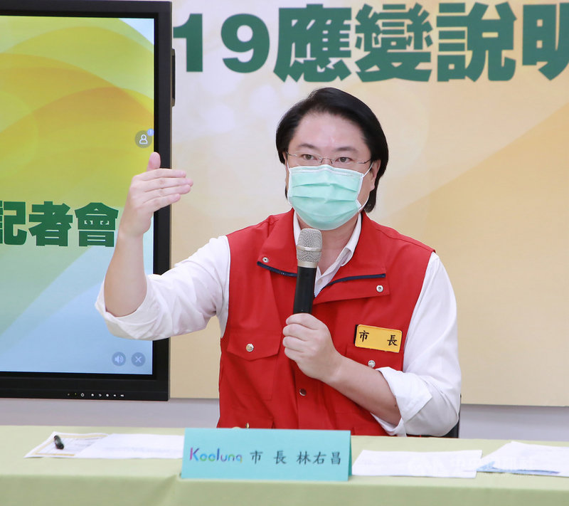 基隆市長林右昌(圖)14日表示,疾管署臨時公布提早發送疫苗讓市府感到錯愕這是事實,不過各縣市長應該大多都從是新聞報導得到消息,並指出台北市長柯文哲「不必有被迫害妄想症,無限上綱營造是不是不公平,或者有人提早知道」,相信所有縣市長都是同一時間知道。(基隆市政府提供)中央社記者王朝鈺傳真 110年6月14日