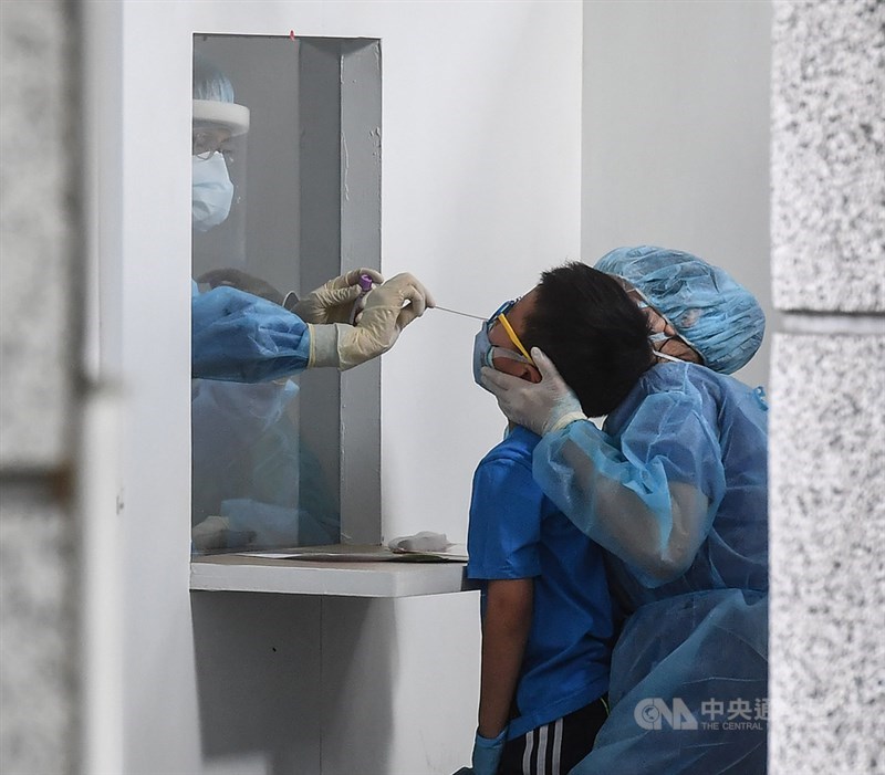 指揮中心擬擴大採檢,針對企業或採檢站快篩陽性者,將研議採用快速PCR;未來將採行的居家快篩,也擬定初步流程。(中央社檔案照片)