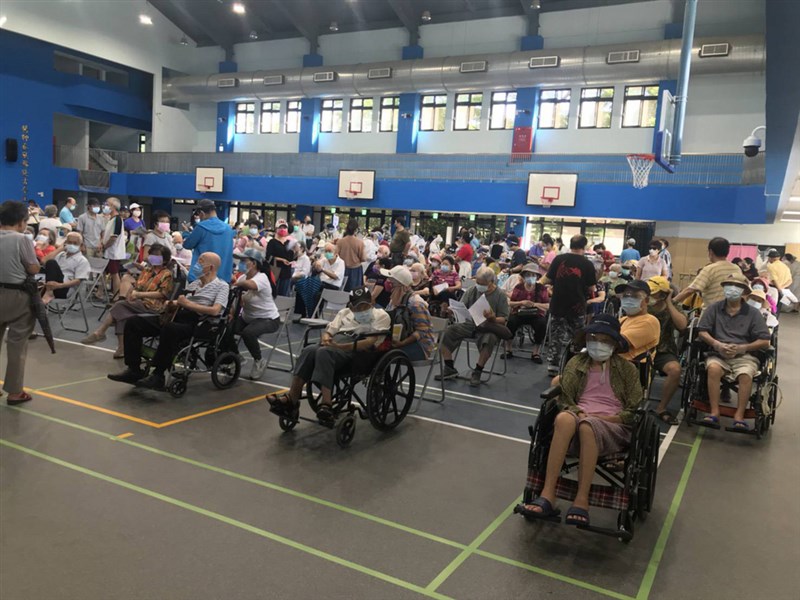 桃園市部分站採「宇美町式」接種法,長輩排排坐好等待施打。(桃園市衛生局提供)中央社記者葉臻傳真 110年6月15日