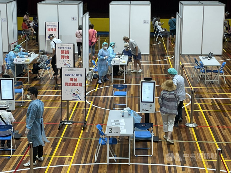 台北市85歲以上長者15日開始接種武漢肺炎疫苗,北醫接種區信義國中,約1200人預約,秩序良好。中央社記者陳怡璇攝 110年6月15日
