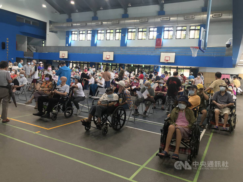 桃園市高齡長輩疫苗接種15日啟動,首日針對88歲以上長者,在全市25個接種站同步施打,部分站採「宇美町式」接種法,長輩排排坐好等待施打。(桃園市衛生局提供)中央社記者葉臻傳真 110年6月15日