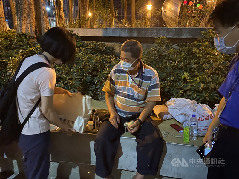 台中市社會局15日表示,5月起,社會局持續加強至街友聚集熱點發放防疫物資包,一週發放2到3次,每次採實聯制發放口罩、酒精等1週份生活物資,近期也連結慈濟和民間團體提供防疫物資包,存量可維持到9月。(台中市社會局提供)中央社記者趙麗妍傳真 110年6月15日