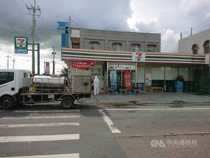 嘉義縣15日新增1例武漢肺炎本土確診個案,為7-11東石門市女店員,縣府14日已動員完成超商門市周邊及東石鄉環境清消作業,籲請民眾安心。(嘉義縣政府提供)中央社記者蔡智明傳真 110年6月15日