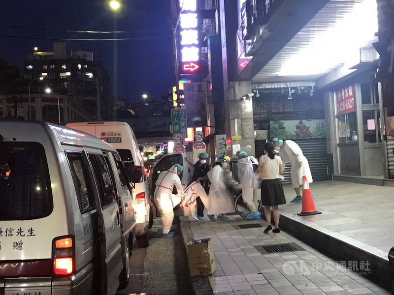 基隆市15日新增3例武漢肺炎本土確診個案,其中2人為逸嘉老人長照中心住民,該中心已有15名住民和4名照服員共19人確診,市府表示,晚間將把其餘住民暫時移至防疫旅館。中央社記者王朝鈺攝 110年6月15日
