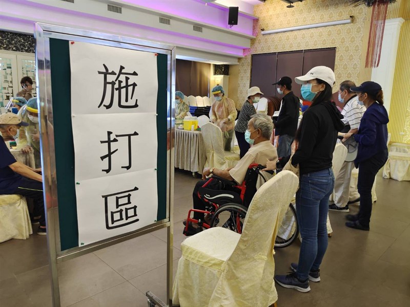 苗栗縣85歲以上長輩15日起施打AZ疫苗,頭份市衛生所商借占地千坪的餐廳規劃成疫苗接種站。(民眾提供)中央社記者管瑞平傳真 110年6月15日