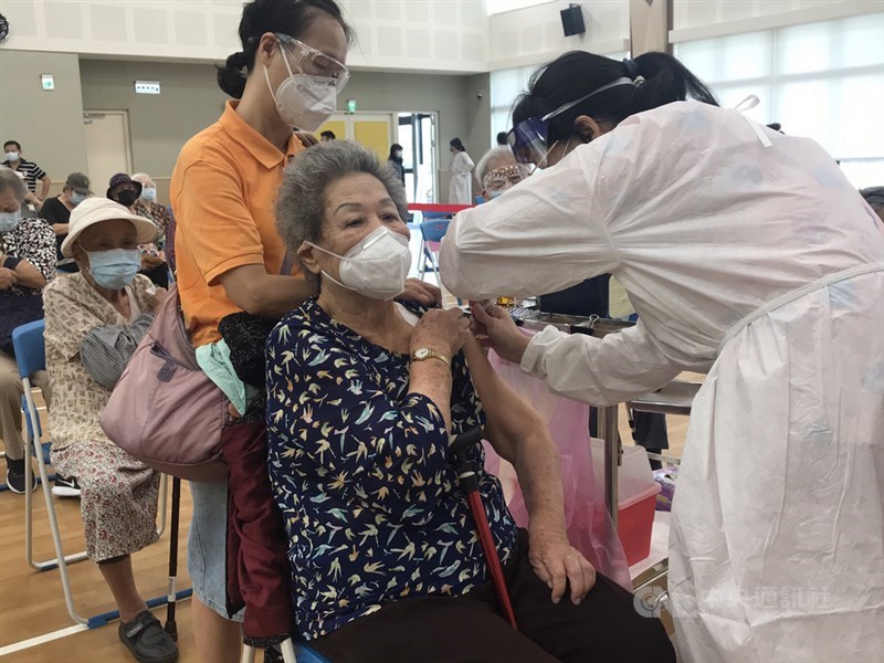 基隆市15日起為85歲(原住民75歲)以上長者施打武漢肺炎疫苗,並在7個行政區共設置9處施打站,方便長者前往。圖為中正區公所施打站。中央社記者王朝鈺攝 110年6月15日
