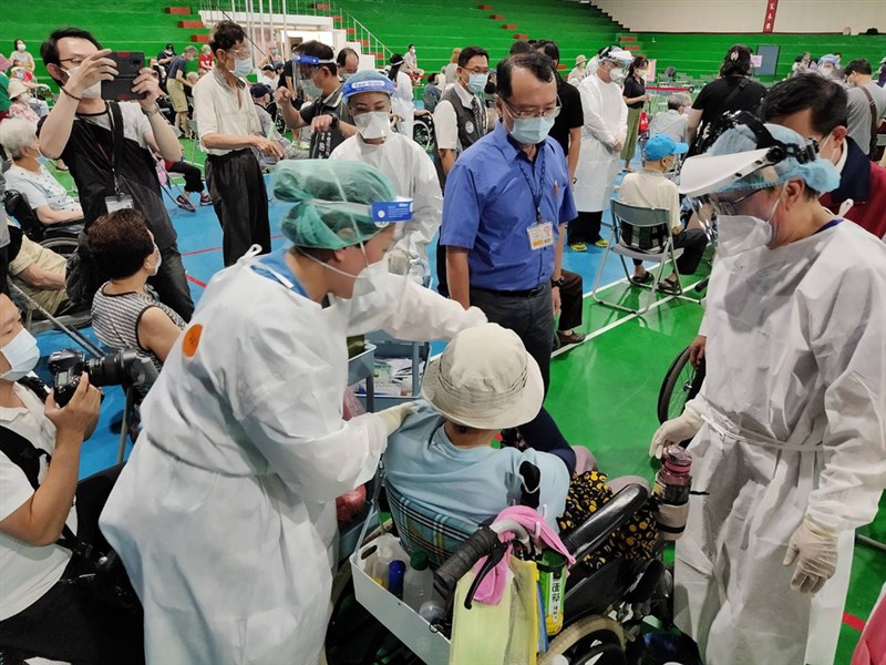 桃園市高齡長輩疫苗接種15日啟動,在全市25個接種站同步施打。(桃園市政府提供)中央社記者葉臻傳真 110年6月15日