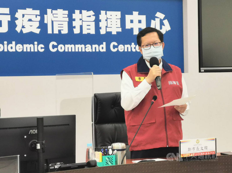 桃園市長鄭文燦15日表示,今天看下來實際接種疫苗人數比預估高,已緊急增加施打動線,16日會做微調,讓幾個大站施打動線能順利,包括場內瓶頸點簡化流程、場外等待區要設帳篷等,且為避免擁擠群聚,各個接種站都要分流、降載,安排更大的等待區。(桃園市政府提供)中央社記者葉臻傳真 110年6月15日