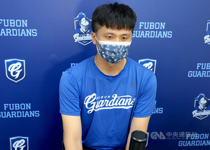 中職富邦悍將隊投手陳仕朋表示,5月中因為國內疫情升溫延賽,延賽前半段讓身體疲勞修復,之後練習時都有模擬比賽狀況;延賽期間訓練有維持一定投球數量,復賽後主要目標還是希望可以拉長投球局數。(富邦悍將提供)中央社記者謝靜雯傳真 110年6月15日