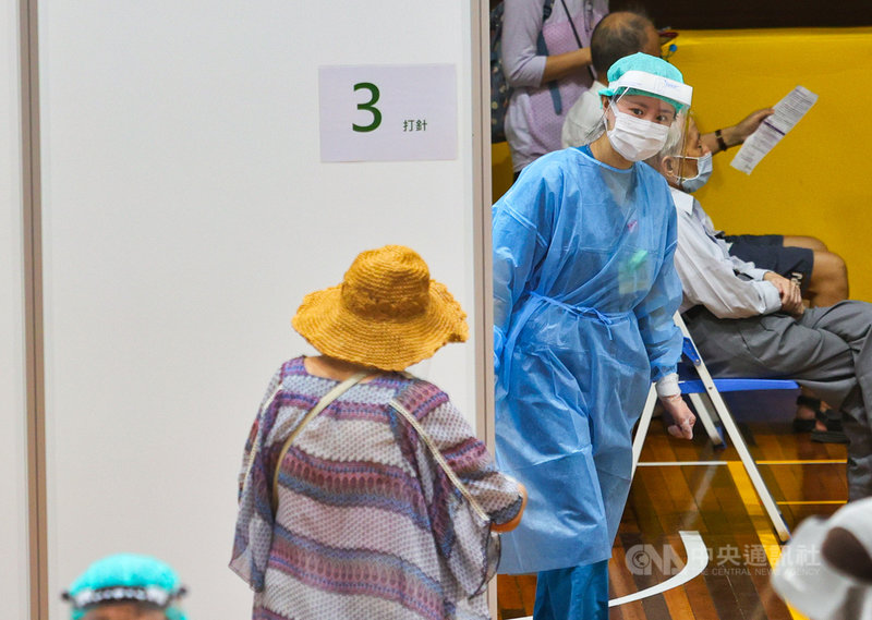 台北市85歲以上長者15日開始接種COVID-19疫苗,設在信義國中的COVID-19疫苗接種站,不少人預約前來打疫苗。中央社記者謝佳璋攝 110年6月15日