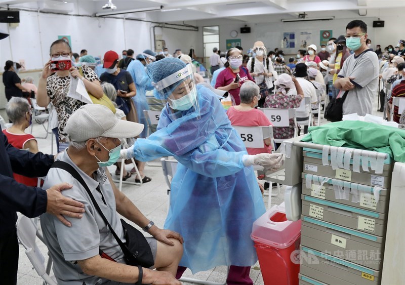 台北市萬芳醫院安排在萬芳高中接種，使用日本「宇美町式」接種法加快施打速度。中央社記者張皓安攝 110年6月15日