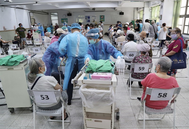 台北市萬芳醫院採日本「宇美町式」接種法加快施打速度，長者排排坐等待醫護人員前來施打疫苗。中央社記者張皓安攝 110年6月15日