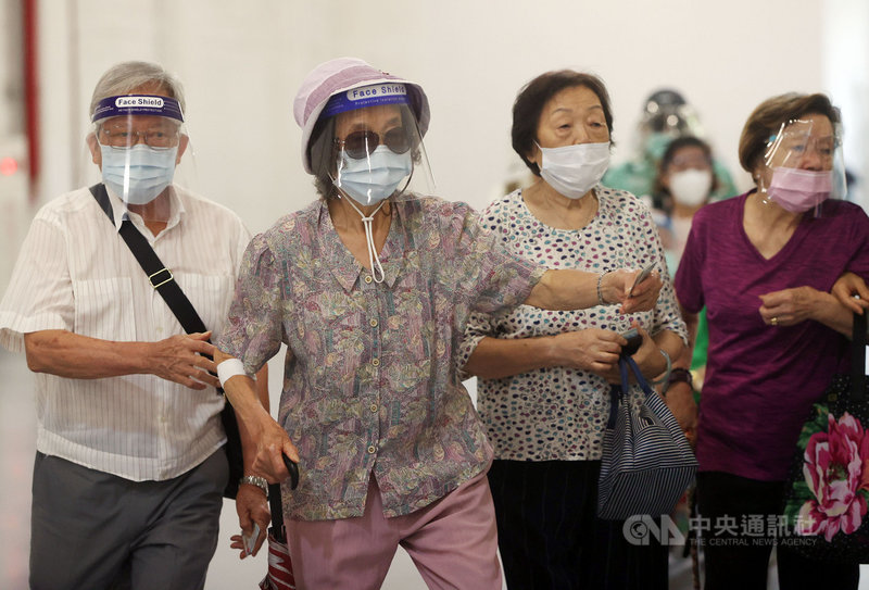 台北市高齡長輩武漢肺炎疫苗接種15日啟動,開放85歲以上長者施打,長者依序排隊報到。中央社記者鄭傑文攝 110年6月15日