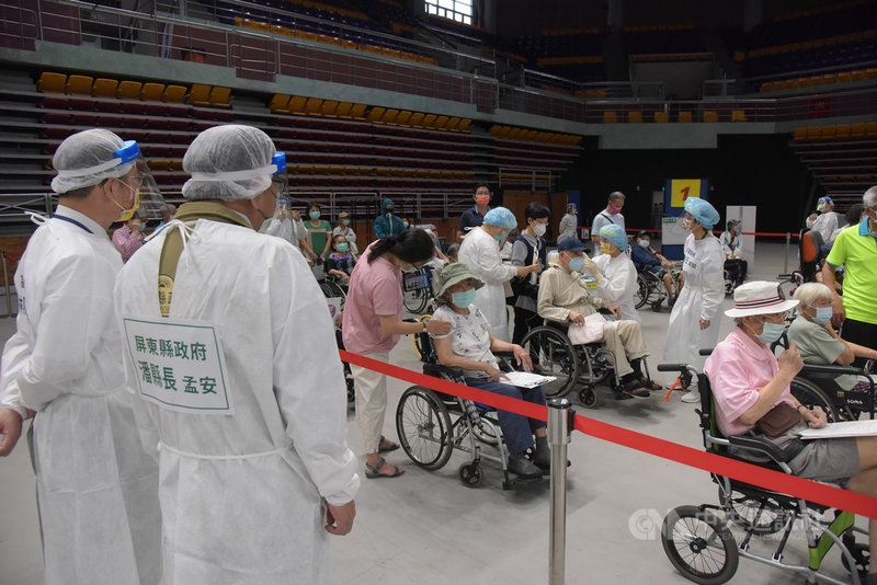 武漢肺炎疫苗15日大規模開打,屏東地區首批為85歲以上長者,首日沒有長者現場發生不適,縣長潘孟安(前左2)上午也親自到接種站了解施打過程。(屏東縣政府提供) 中央社記者郭芷瑄傳真 110年6月15日