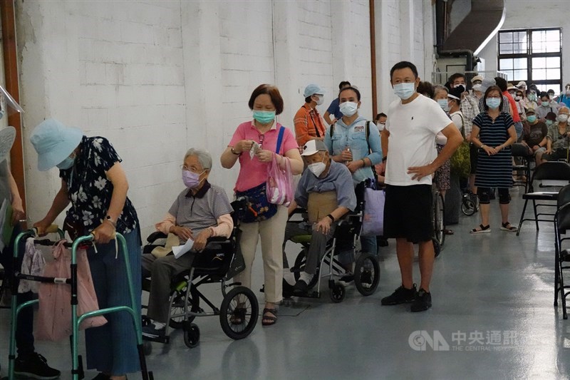 台北市松菸文創園區的接種場地15日上午民眾排隊等待施打。中央社記者鄭傑文攝 110年6月15日