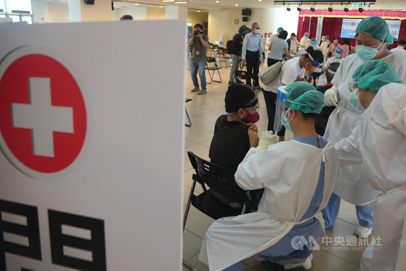 日本捐贈近124萬劑AZ疫苗,已陸續配送到各縣市,新北市15日開始第一階段疫苗施打,對象為85歲以上長者,三重體育館接種區採用日本「宇美町」式施打法,讓長者在座位上不動,由醫護滑動逐一施打,提升效率。中央社記者王騰毅攝 110年6月15日