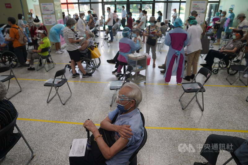 日本贈送的124萬劑AZ疫苗15日開放85歲以上長者施打。為了加快施打速度,台北榮總仿效日本「宇美町式」接種法,幫長者施打疫苗。中央社記者徐肇昌攝 110年6月15日