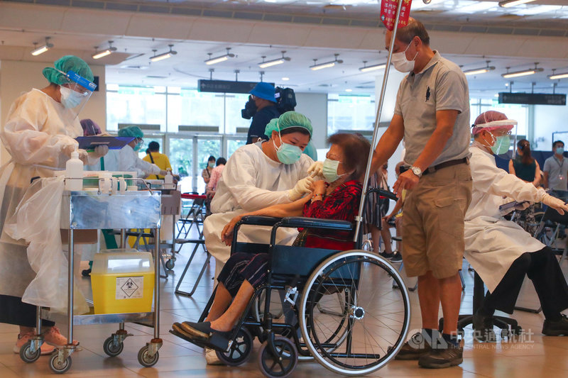 新北市15日起優先為設籍新北市85歲以上長者接種武漢肺炎疫苗,採分區、分里、分時段施打,減少群聚。中央社記者王騰毅攝 110年6月15日