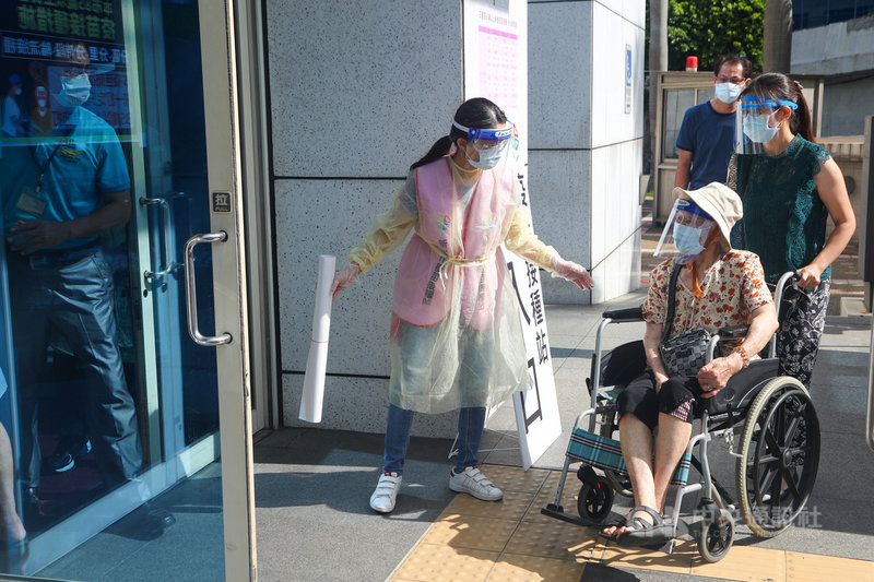 日本捐贈的124萬劑AZ疫苗15日起全台開打,新北市15日進行第一階段疫苗施打,對象為85歲以上長者,圖為年長者到三重體育館接種站施打。中央社記者王騰毅攝 110年6月15日