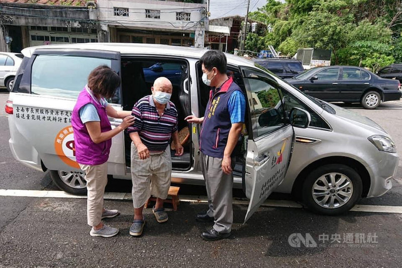 台南市15日開放85歲以上長者、75歲以上領有重大傷病卡及75歲以上具原住民身分者接種武漢肺炎疫苗,並提供行動不便者接送服務。(台南市政府提供)中央社記者楊思瑞台南傳真 110年6月15日