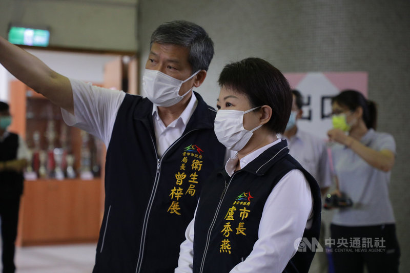 台中市15日開放85歲以上長者施打AZ疫苗,市長盧秀燕(右)在衛生局長曾梓展(左)陪同下,視察快打站運作情形。盧秀燕表示,看到長輩施打疫苗,十分感動。(台中市政府提供)中央社記者趙麗妍傳真 110年6月15日