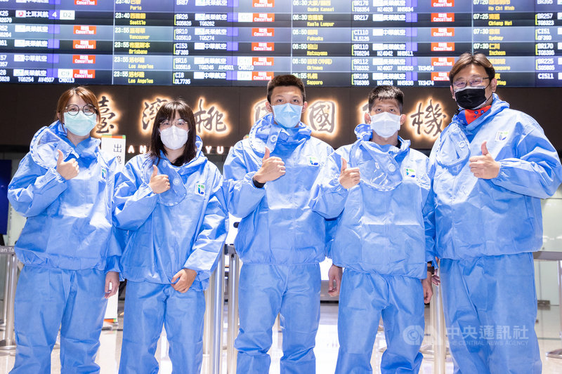 中華民國游泳協會力拚奧運資格,15日晚間男子好手卓承齊(右2)、曾楷文(中)與女子選手王怡臻(左2)搭機啟程赴葡萄牙參賽,盼爭取進軍奧運機會;目前全球疫情仍未止息,眾人皆是全副武裝搭機。中央社記者吳睿騏桃園機場攝 110年6月15日