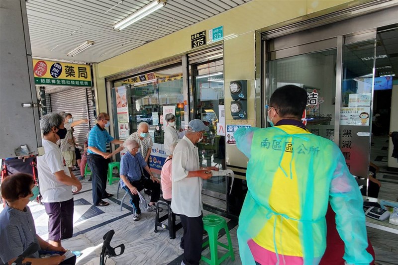 台南市15日開放85歲以上長者、75歲以上領有重大傷病卡及75歲以上具原住民身分者接種武漢肺炎疫苗,市府人員協助安排施打。(台南市政府提供)中央社記者楊思瑞台南傳真 110年6月15日