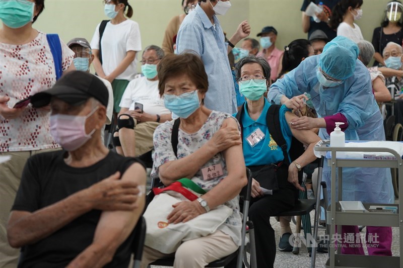 日本贈送的124萬劑AZ疫苗15日開放85歲以上長者施打。為加快施打速度,台北榮總採日本「宇美町」式施打法,以病人就坐不動、醫護動的方式,分3個注射區共14線同步接種。長輩們打完疫苗後在原位按壓手臂休息。中央社記者徐肇昌攝 110年6月15日