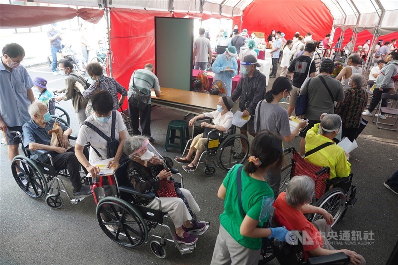 台北市不少長輩15日在親人或看護的陪同下前往台北榮總排隊，等候接種疫苗。中央社記者徐肇昌攝 110年6月15日