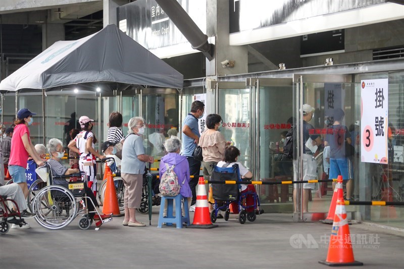 三軍總醫院在台北市網球中心設置大型接種站,上午許多長輩前來排隊等候。中央社記者裴禛攝 110年6月15日