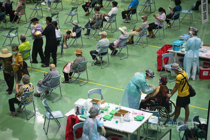 日本捐贈的124萬劑AZ疫苗15日起全台開打,新北市15日進行第一階段疫苗施打,對象為85歲以上長者,新莊體育館接種站醫護人員依序替年長者施打。中央社記者王騰毅攝 110年6月15日