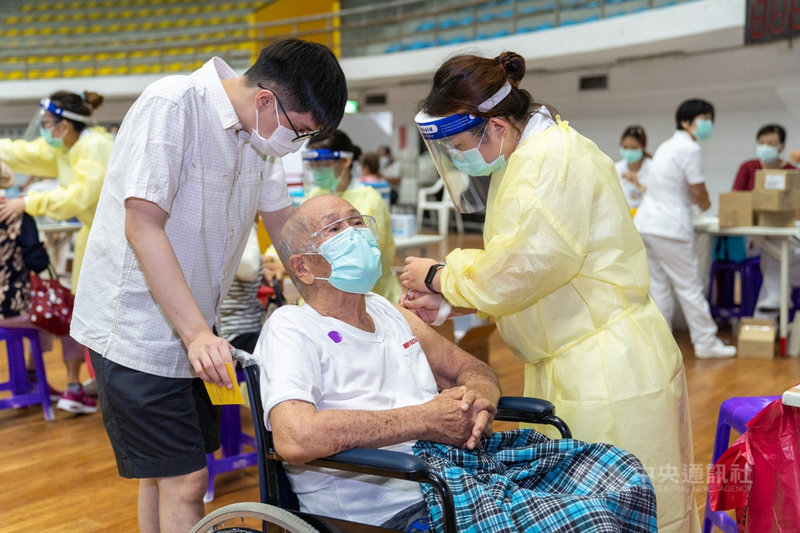 台東縣政府依中央開放順位,8000劑AZ疫苗分配給第一類醫事人員、養護機構工作人員、洗腎患者、75歲以上設籍台東長者接種,15日起開始施打。(台東縣政府提供)中央社記者李先鳳傳真 110年6月15日