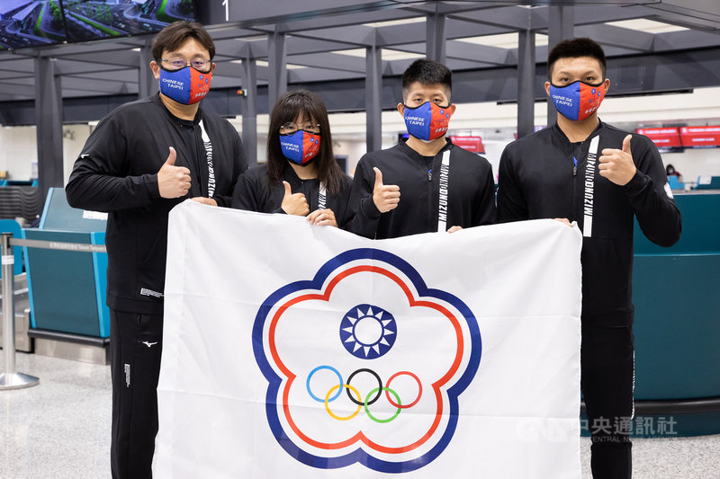 台灣游泳好手王怡臻(左2)、曾楷文(右)及卓承齊(右2)在教練劉曜彰(左)等人陪同下,15日晚間搭機赴葡萄牙,希望取得東京奧運馬拉松游泳賽資格、為台灣爭光。中央社記者吳睿騏桃園機場攝 110年6月15日