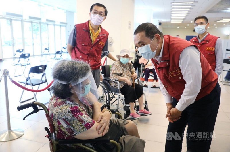 新北市政府15日起為在籍85歲以上長者施打AZ疫苗,市長侯友宜(右)到場致意慰勉醫護辛勞。(新北市政府提供)中央社記者王鴻國傳真 110年6月15日