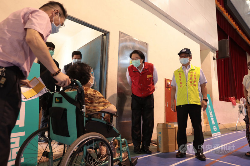 基隆市15日起為85歲以上長者施打疫苗,市長林右昌(右2)上午前往施打站視察時親切問候長者,他表示,85歲以上長者約有2成行動不便,市府會以跨里方式湊足10名長者,提供到府施打服務。(基隆市政府提供)中央社記者王朝鈺傳真 110年6月15日