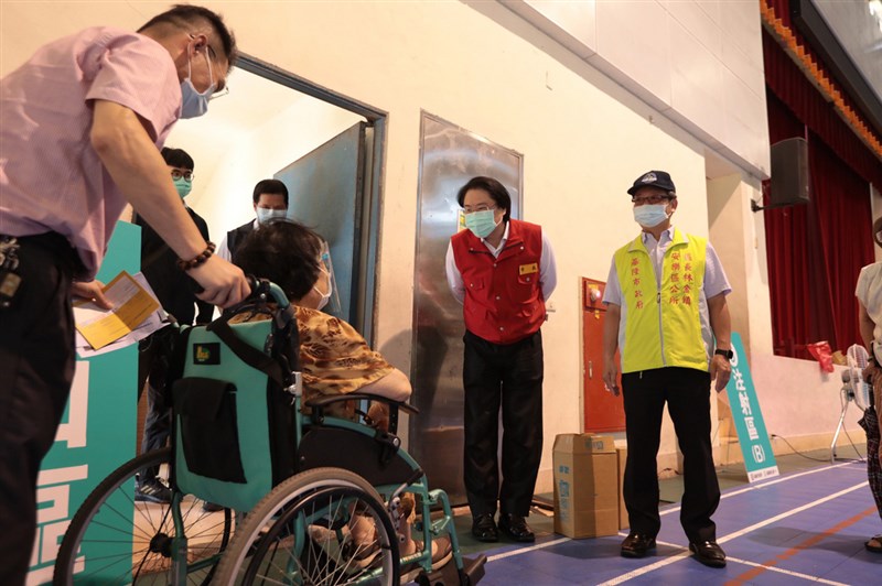基隆市長林右昌(右2)上午前往施打站視察時問候長者,他表示,85歲以上長者約有2成行動不便,市府會以跨里方式湊足10名長者,提供到府施打服務。(基隆市政府提供)中央社記者王朝鈺傳真 110年6月15日