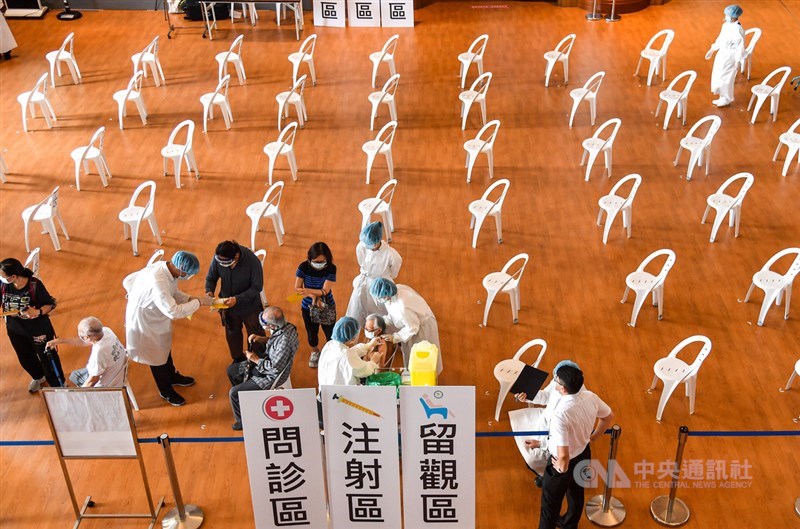 台北慈濟醫院15日上午為高齡長者施打疫苗，截至中午陸續有長者前來施打，人流順暢。中央社記者鄭清元攝 110年6月15日