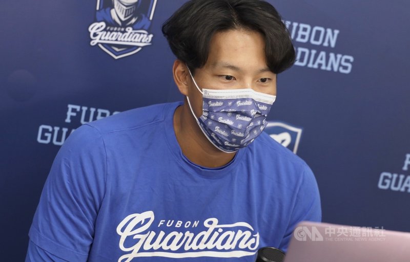 中華職棒富邦悍將野手林哲瑄(圖)5月打擊漸回溫但碰上疫情延賽,本季全壘打尚未出爐、長打也減少,林哲瑄受訪表示,擊球飛行距離不如預期,要改變打擊慣性,至於延賽期陪伴小孩也藉機磨練廚藝。(富邦悍將提供)中央社記者謝靜雯傳真 110年6月15日