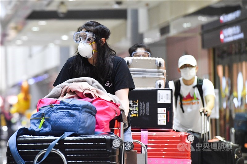 AZ疫苗15日開始大規模接種,指揮中心重申,各縣市施打不可區分戶籍或居住地,但暫不開放留學生接種。(示意圖/中央社檔案照片)