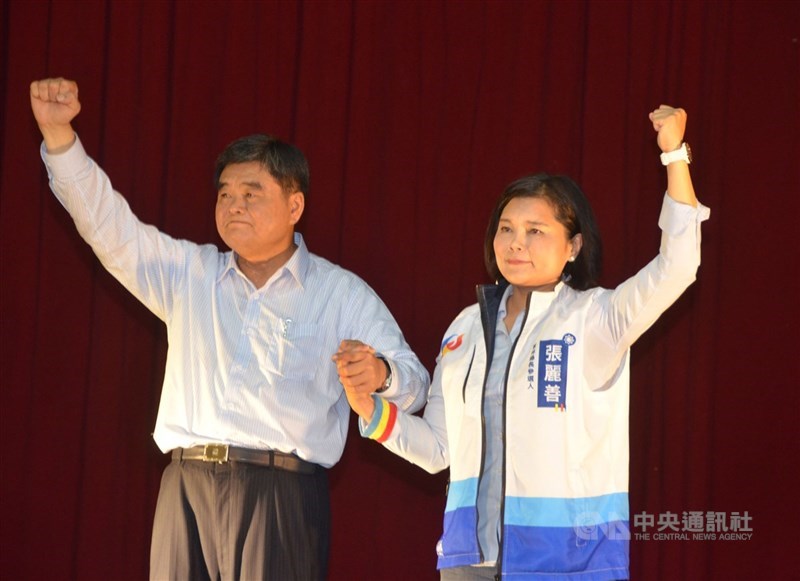 雲林縣長張麗善(右)的哥哥張榮味(左)打疫苗惹議,外界質疑雲林縣府打疫苗循私,雲林地檢署強調偵查不論對象,均依證據執行。圖為2018年張榮味為張麗善助選。(中央社檔案照片)