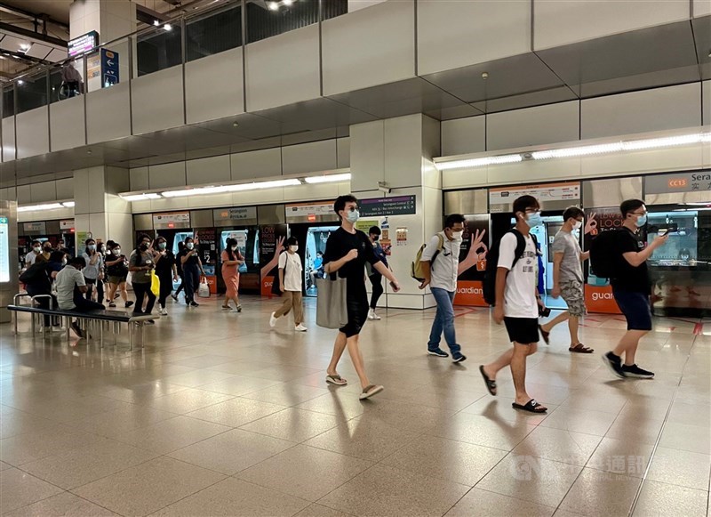 新加坡自14日起分2階段放寬防疫措施,新措施上路首日,新增19起本土病例,是一週多以來的最高紀錄。圖為新加坡實龍崗地鐵站的民眾。中央社記者侯姿瑩新加坡攝 110年6月14日