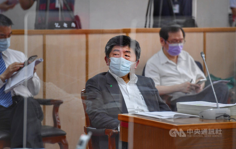 立法院臨時會財政、內政、經濟、教育及文化、交通、社會福利及衛生環境委員會聯席會議15日審查紓困4.0特別預算案;衛福部長陳時中(前)列席會議。中央社記者王飛華攝 110年6月15日
